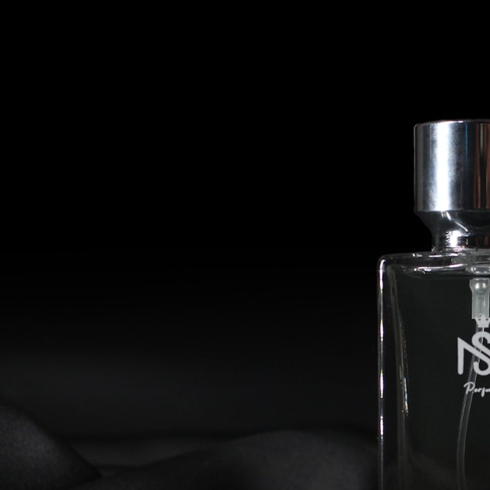 Velvet Noir EDP, detail view 3
